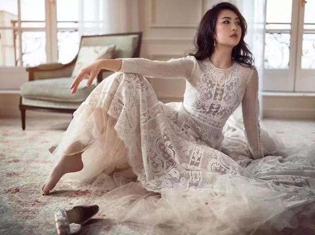 Loạt ảnh ái nữ của ông trùm Huawei: Học giỏi, bình dị nhưng khi khoác lên chiếc váy dạ hội lập tức trở thành công chúa kiều diễm vạn người mê - 14 Loạt ảnh ái nữ của ông trùm Huawei: Học giỏi, bình dị nhưng khi khoác lên chiếc váy dạ hội lập tức trở thành công chúa kiều diễm vạn người mê - 14