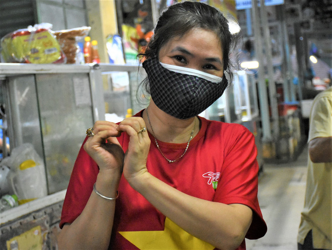 Chùm ảnh dễ thương trong tâm dịch Covid-19: 1.500 tiểu thương đồng loạt mặc áo 'Đà Nẵng ơi cố lên' và 'thả tim' cho các y bác sỹ - 13 Chùm ảnh dễ thương trong tâm dịch Covid-19: 1.500 tiểu thương đồng loạt mặc áo 'Đà Nẵng ơi cố lên' và 'thả tim' cho các y bác sỹ - 13