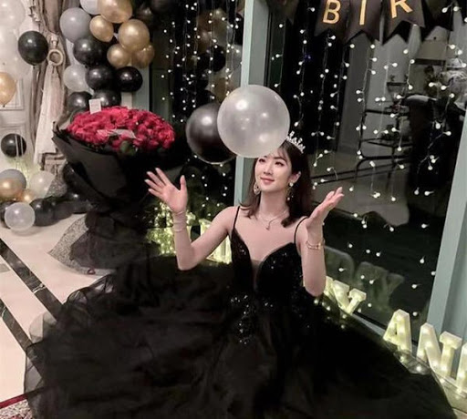 Loạt ảnh ái nữ của ông trùm Huawei: Học giỏi, bình dị nhưng khi khoác lên chiếc váy dạ hội lập tức trở thành công chúa kiều diễm vạn người mê - 15 Loạt ảnh ái nữ của ông trùm Huawei: Học giỏi, bình dị nhưng khi khoác lên chiếc váy dạ hội lập tức trở thành công chúa kiều diễm vạn người mê - 15