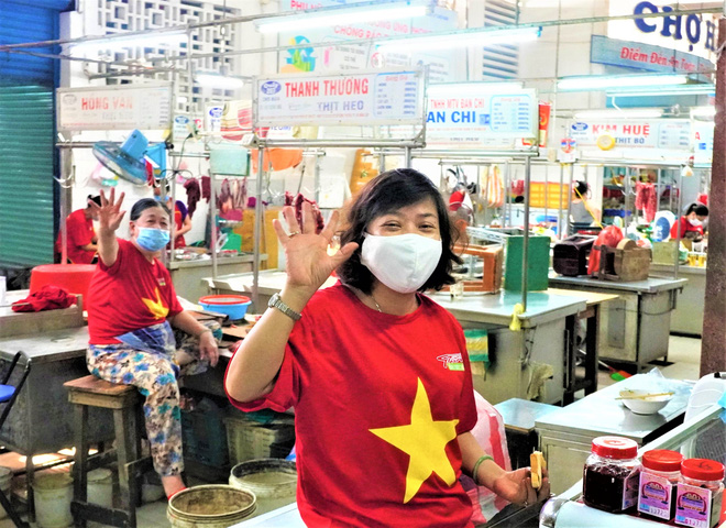 Chùm ảnh dễ thương trong tâm dịch Covid-19: 1.500 tiểu thương đồng loạt mặc áo 'Đà Nẵng ơi cố lên' và 'thả tim' cho các y bác sỹ - 12 Chùm ảnh dễ thương trong tâm dịch Covid-19: 1.500 tiểu thương đồng loạt mặc áo 'Đà Nẵng ơi cố lên' và 'thả tim' cho các y bác sỹ - 12