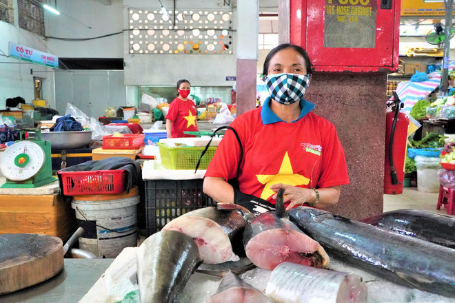 Chùm ảnh dễ thương trong tâm dịch Covid-19: 1.500 tiểu thương đồng loạt mặc áo 'Đà Nẵng ơi cố lên' và 'thả tim' cho các y bác sỹ - 5 Chùm ảnh dễ thương trong tâm dịch Covid-19: 1.500 tiểu thương đồng loạt mặc áo 'Đà Nẵng ơi cố lên' và 'thả tim' cho các y bác sỹ - 5