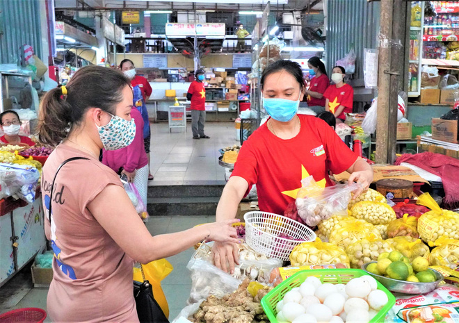 Chùm ảnh dễ thương trong tâm dịch Covid-19: 1.500 tiểu thương đồng loạt mặc áo 'Đà Nẵng ơi cố lên' và 'thả tim' cho các y bác sỹ - 18 Chùm ảnh dễ thương trong tâm dịch Covid-19: 1.500 tiểu thương đồng loạt mặc áo 'Đà Nẵng ơi cố lên' và 'thả tim' cho các y bác sỹ - 18