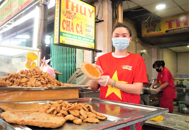 Chùm ảnh dễ thương trong tâm dịch Covid-19: 1.500 tiểu thương đồng loạt mặc áo 'Đà Nẵng ơi cố lên' và 'thả tim' cho các y bác sỹ - 7 Chùm ảnh dễ thương trong tâm dịch Covid-19: 1.500 tiểu thương đồng loạt mặc áo 'Đà Nẵng ơi cố lên' và 'thả tim' cho các y bác sỹ - 7