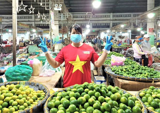 Chùm ảnh dễ thương trong tâm dịch Covid-19: 1.500 tiểu thương đồng loạt mặc áo 'Đà Nẵng ơi cố lên' và 'thả tim' cho các y bác sỹ - 6 Chùm ảnh dễ thương trong tâm dịch Covid-19: 1.500 tiểu thương đồng loạt mặc áo 'Đà Nẵng ơi cố lên' và 'thả tim' cho các y bác sỹ - 6
