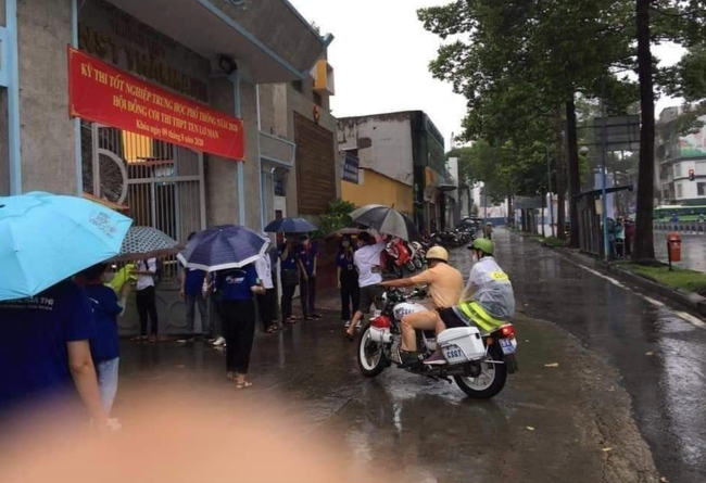 Nữ sinh trên đường đi thi tốt nghiệp THPT gặp mưa lớn được CSGT nhường áo, đèo tới tận điểm thi - 3 Nữ sinh trên đường đi thi tốt nghiệp THPT gặp mưa lớn được CSGT nhường áo, đèo tới tận điểm thi - 3