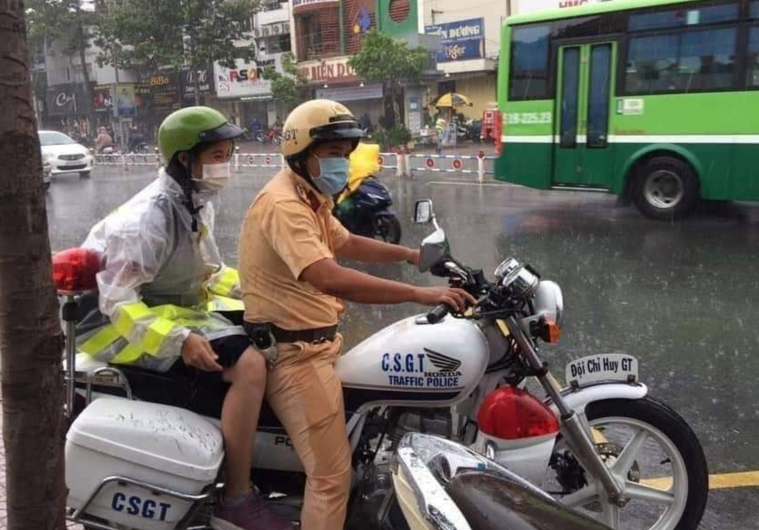 Nữ sinh trên đường đi thi tốt nghiệp THPT gặp mưa lớn được CSGT nhường áo, đèo tới tận điểm thi - 1 Nữ sinh trên đường đi thi tốt nghiệp THPT gặp mưa lớn được CSGT nhường áo, đèo tới tận điểm thi - 1