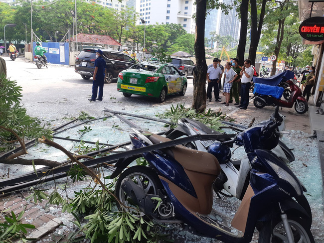 Hà Nội: Sau tiếng nổ lớn, mảnh kính tòa nhà văng xuống đường trúng ô tô khiến 2 người nhập viện cấp cứu - 7 Hà Nội: Sau tiếng nổ lớn, mảnh kính tòa nhà văng xuống đường trúng ô tô khiến 2 người nhập viện cấp cứu - 7