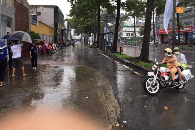 Nữ sinh trên đường đi thi tốt nghiệp THPT gặp mưa lớn được CSGT nhường áo, đèo tới tận điểm thi - 2 Nữ sinh trên đường đi thi tốt nghiệp THPT gặp mưa lớn được CSGT nhường áo, đèo tới tận điểm thi - 2