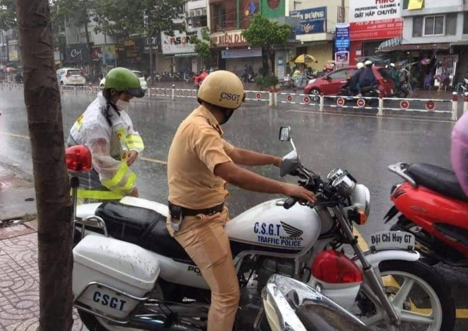 Nữ sinh trên đường đi thi tốt nghiệp THPT gặp mưa lớn được CSGT nhường áo, đèo tới tận điểm thi Nữ sinh trên đường đi thi tốt nghiệp THPT gặp mưa lớn được CSGT nhường áo, đèo tới tận điểm thi