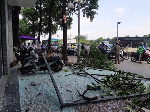 Hà Nội: Sau tiếng nổ lớn, mảnh kính tòa nhà văng xuống đường trúng ô tô khiến 2 người nhập viện cấp cứu - 5 Hà Nội: Sau tiếng nổ lớn, mảnh kính tòa nhà văng xuống đường trúng ô tô khiến 2 người nhập viện cấp cứu - 5