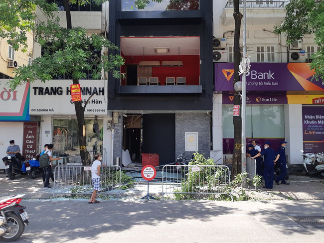 Hà Nội: Sau tiếng nổ lớn, mảnh kính tòa nhà văng xuống đường trúng ô tô khiến 2 người nhập viện cấp cứu - 8 Hà Nội: Sau tiếng nổ lớn, mảnh kính tòa nhà văng xuống đường trúng ô tô khiến 2 người nhập viện cấp cứu - 8