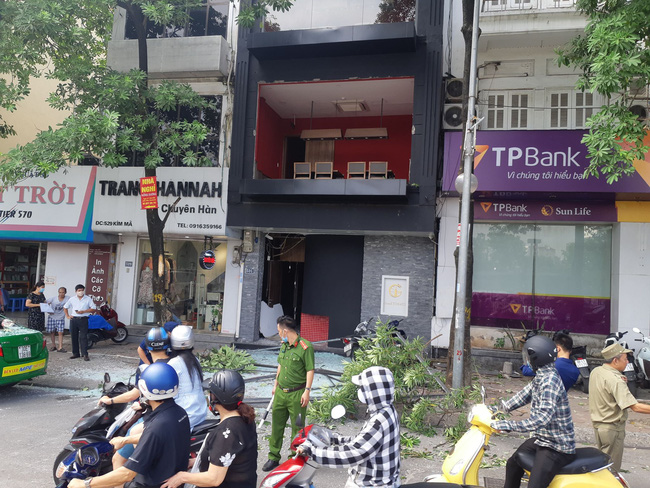 Hà Nội: Sau tiếng nổ lớn, mảnh kính tòa nhà văng xuống đường trúng ô tô khiến 2 người nhập viện cấp cứu - 4 Hà Nội: Sau tiếng nổ lớn, mảnh kính tòa nhà văng xuống đường trúng ô tô khiến 2 người nhập viện cấp cứu - 4