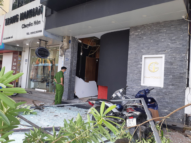 Hà Nội: Sau tiếng nổ lớn, mảnh kính tòa nhà văng xuống đường trúng ô tô khiến 2 người nhập viện cấp cứu - 3 Hà Nội: Sau tiếng nổ lớn, mảnh kính tòa nhà văng xuống đường trúng ô tô khiến 2 người nhập viện cấp cứu - 3