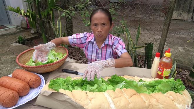 Tung clip làm bánh mì nhân xúc xích siêu to khổng lồ, bà Tân vlog lại tiếp tục bị dân tình 'soi' lỗi chảo dầu cũ - 4 Tung clip làm bánh mì nhân xúc xích siêu to khổng lồ, bà Tân vlog lại tiếp tục bị dân tình 'soi' lỗi chảo dầu cũ - 4