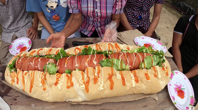 Tung clip làm bánh mì nhân xúc xích siêu to khổng lồ, bà Tân vlog lại tiếp tục bị dân tình 'soi' lỗi chảo dầu cũ - 5 Tung clip làm bánh mì nhân xúc xích siêu to khổng lồ, bà Tân vlog lại tiếp tục bị dân tình 'soi' lỗi chảo dầu cũ - 5