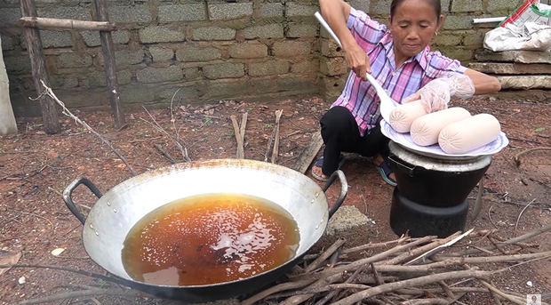 Tung clip làm bánh mì nhân xúc xích siêu to khổng lồ, bà Tân vlog lại tiếp tục bị dân tình 'soi' lỗi chảo dầu cũ - 2 Tung clip làm bánh mì nhân xúc xích siêu to khổng lồ, bà Tân vlog lại tiếp tục bị dân tình 'soi' lỗi chảo dầu cũ - 2