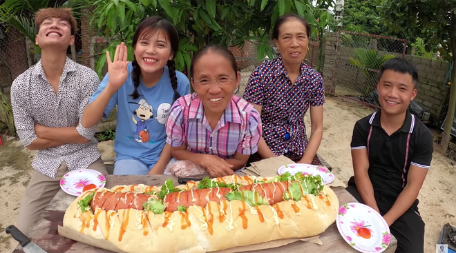 Tung clip làm bánh mì nhân xúc xích siêu to khổng lồ, bà Tân vlog lại tiếp tục bị dân tình 'soi' lỗi chảo dầu cũ - 6 Tung clip làm bánh mì nhân xúc xích siêu to khổng lồ, bà Tân vlog lại tiếp tục bị dân tình 'soi' lỗi chảo dầu cũ - 6