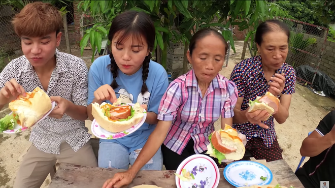 Tung clip làm bánh mì nhân xúc xích siêu to khổng lồ, bà Tân vlog lại tiếp tục bị dân tình 'soi' lỗi chảo dầu cũ - 7 Tung clip làm bánh mì nhân xúc xích siêu to khổng lồ, bà Tân vlog lại tiếp tục bị dân tình 'soi' lỗi chảo dầu cũ - 7