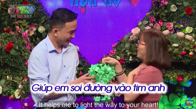 Lần đầu tiên trong lịch sử 'Bạn muốn hẹn hò', 2 MC phải ra tay bấm nút vì cặp đôi chính vừa chạm mặt nhau đã làm điều này - 8 Lần đầu tiên trong lịch sử 'Bạn muốn hẹn hò', 2 MC phải ra tay bấm nút vì cặp đôi chính vừa chạm mặt nhau đã làm điều này - 8