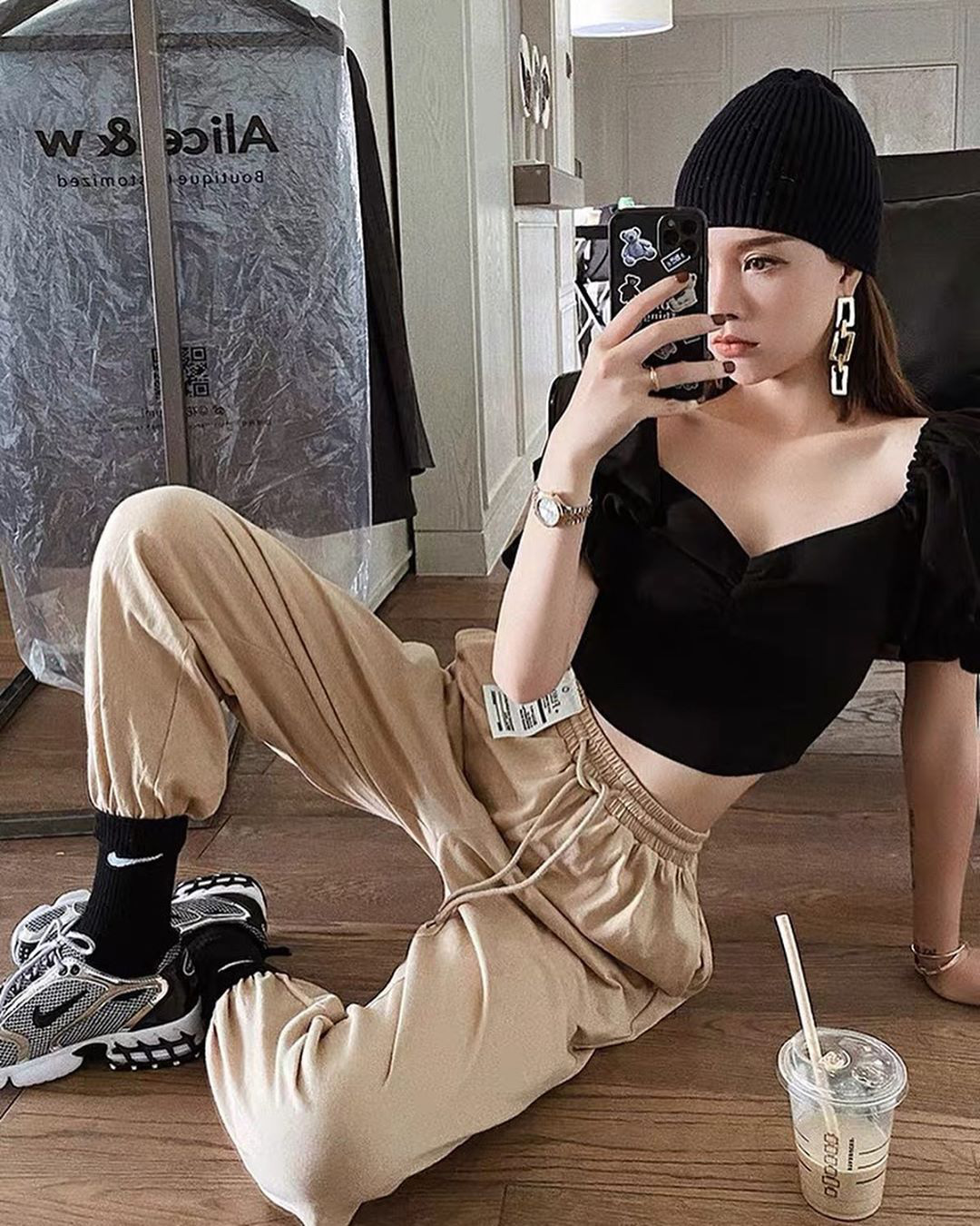Mix đồ theo 'combo' đen – beige đơn giản nhưng xịn thấy mê, muốn thăng hạng phong cách bạn nên tham khảo ngay - 8 Mix đồ theo 'combo' đen – beige đơn giản nhưng xịn thấy mê, muốn thăng hạng phong cách bạn nên tham khảo ngay - 8
