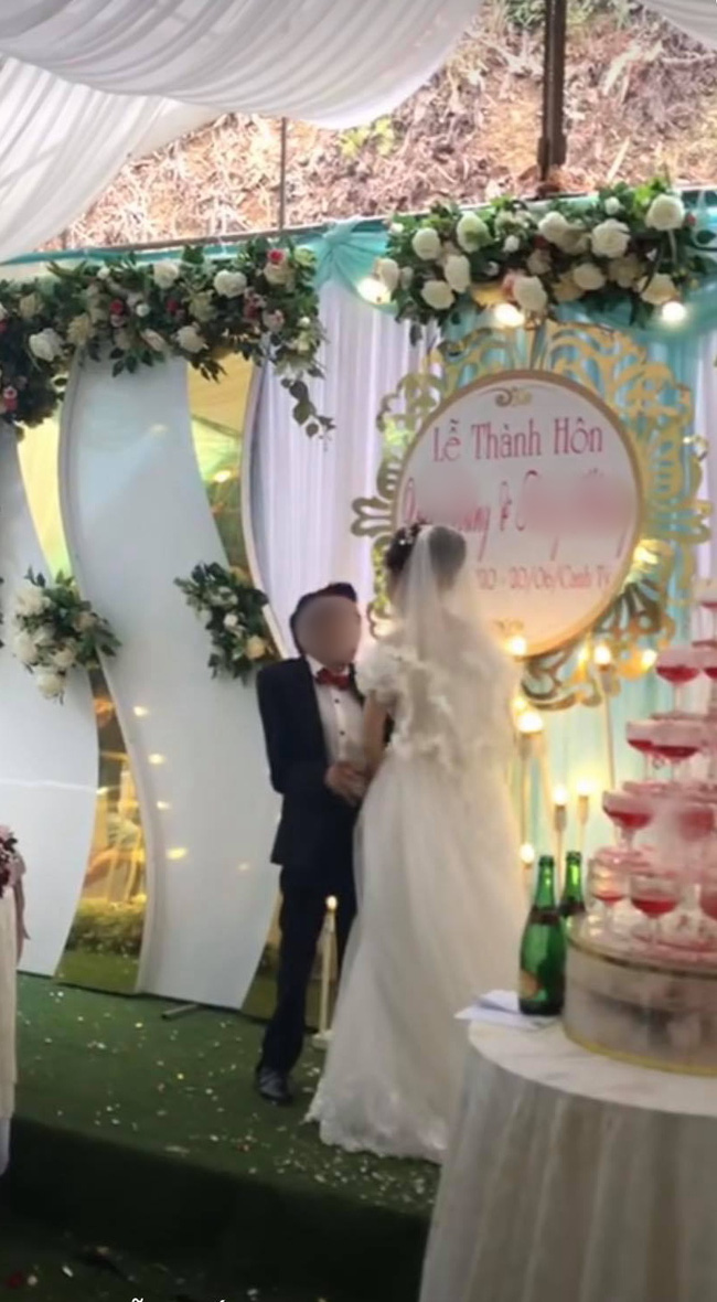 Đám cưới linh đình, mọi người cổ vũ, chú rể đã có một hành động 'xấu hổ' khiến dân tình quắn qoéo vì quá dễ thương Đám cưới linh đình, mọi người cổ vũ, chú rể đã có một hành động 'xấu hổ' khiến dân tình quắn qoéo vì quá dễ thương