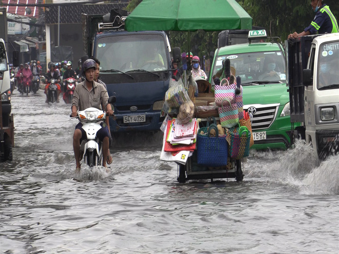 Video: Mưa lớn lúc giữa trưa ở Sài Gòn, người dân xách dép lội bì bõm trên đường phố Video: Mưa lớn lúc giữa trưa ở Sài Gòn, người dân xách dép lội bì bõm trên đường phố