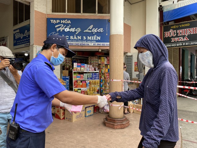 Chùm ảnh: Ngày đầu Đà Nẵng thực hiện đi chợ bằng phiếu ngày chẵn lẻ Chùm ảnh: Ngày đầu Đà Nẵng thực hiện đi chợ bằng phiếu ngày chẵn lẻ