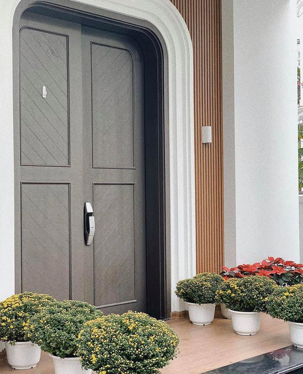 Cuộc sống sang chảnh của Á hậu Tú Anh hậu kết hôn: Sở hữu biệt thự đắt đỏ bậc nhất Hà thành, hàng hiệu chất như 'núi' - 1 Cuộc sống sang chảnh của Á hậu Tú Anh hậu kết hôn: Sở hữu biệt thự đắt đỏ bậc nhất Hà thành, hàng hiệu chất như 'núi' - 1