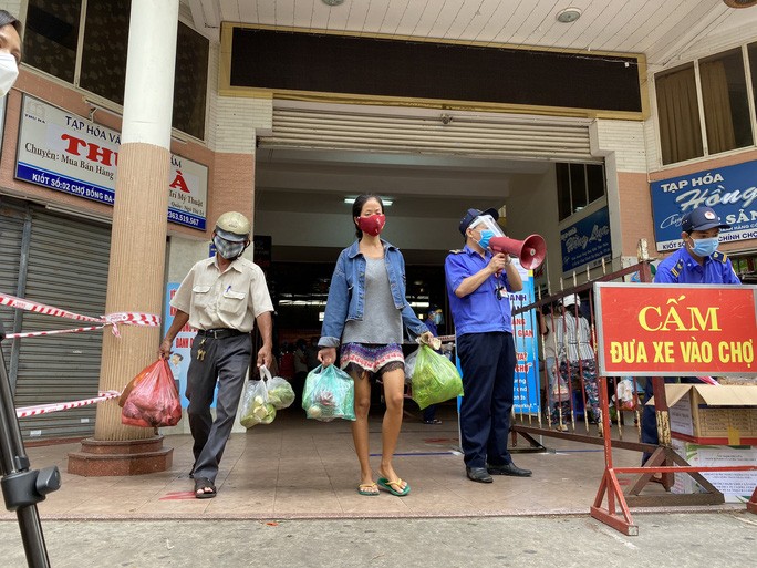 Chùm ảnh: Ngày đầu Đà Nẵng thực hiện đi chợ bằng phiếu ngày chẵn lẻ - 10 Chùm ảnh: Ngày đầu Đà Nẵng thực hiện đi chợ bằng phiếu ngày chẵn lẻ - 10
