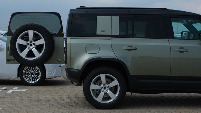 Chi tiết Land Rover Defender 2020 vừa khui công tại Việt Nam: Giá khoảng 5 tỷ đồng, đấu Mercedes G-Class - 1 Chi tiết Land Rover Defender 2020 vừa khui công tại Việt Nam: Giá khoảng 5 tỷ đồng, đấu Mercedes G-Class - 1
