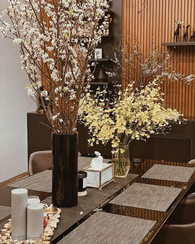 Cuộc sống sang chảnh của Á hậu Tú Anh hậu kết hôn: Sở hữu biệt thự đắt đỏ bậc nhất Hà thành, hàng hiệu chất như 'núi' - 13 Cuộc sống sang chảnh của Á hậu Tú Anh hậu kết hôn: Sở hữu biệt thự đắt đỏ bậc nhất Hà thành, hàng hiệu chất như 'núi' - 13