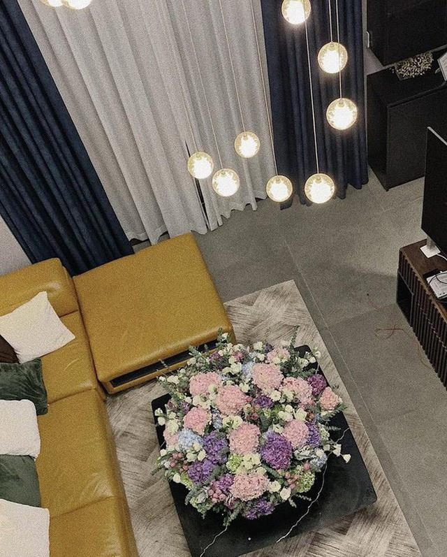 Cuộc sống sang chảnh của Á hậu Tú Anh hậu kết hôn: Sở hữu biệt thự đắt đỏ bậc nhất Hà thành, hàng hiệu chất như 'núi' - 7 Cuộc sống sang chảnh của Á hậu Tú Anh hậu kết hôn: Sở hữu biệt thự đắt đỏ bậc nhất Hà thành, hàng hiệu chất như 'núi' - 7