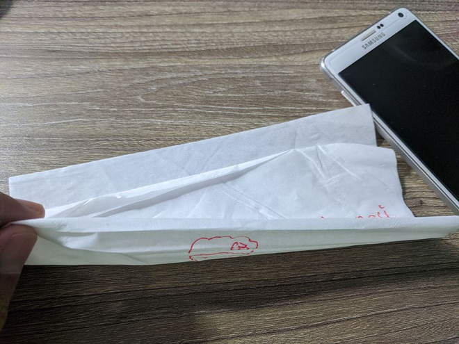 Thấy chồng làm việc khuya, vợ viết thư tay động viên nhưng lật mặt sau bức thư lại không nhịn nổi cười - 1 Thấy chồng làm việc khuya, vợ viết thư tay động viên nhưng lật mặt sau bức thư lại không nhịn nổi cười - 1