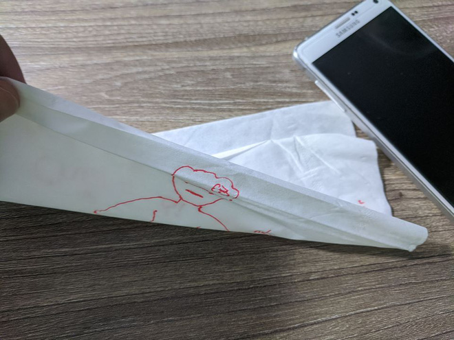 Thấy chồng làm việc khuya, vợ viết thư tay động viên nhưng lật mặt sau bức thư lại không nhịn nổi cười - 2 Thấy chồng làm việc khuya, vợ viết thư tay động viên nhưng lật mặt sau bức thư lại không nhịn nổi cười - 2