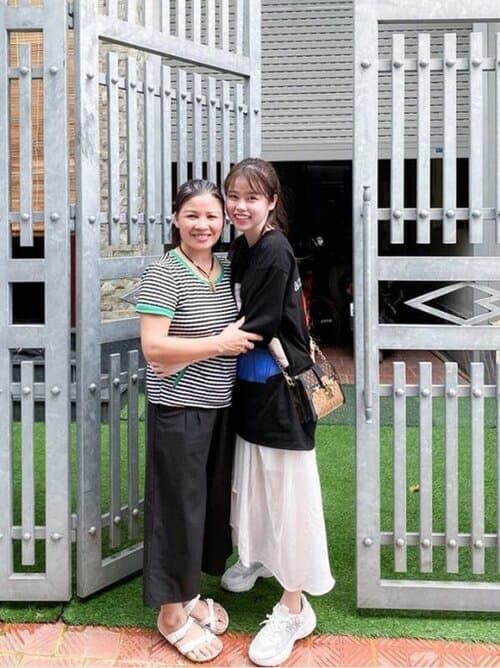 Chị dâu khoe được Quang Hải đích thân vào bếp chiêu đãi nhân dịp sinh nhật, đáng chú ý là bức ảnh chụp gia đình có mặt Huỳnh Anh - 5 Chị dâu khoe được Quang Hải đích thân vào bếp chiêu đãi nhân dịp sinh nhật, đáng chú ý là bức ảnh chụp gia đình có mặt Huỳnh Anh - 5