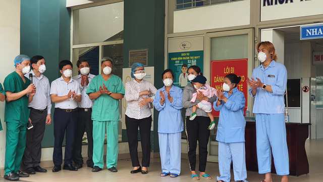 Cháu bé 8 tháng tuổi và 9 bệnh nhân ở Bệnh viện dã chiến Hòa Vang khỏi Covid-19 - 1 Cháu bé 8 tháng tuổi và 9 bệnh nhân ở Bệnh viện dã chiến Hòa Vang khỏi Covid-19 - 1
