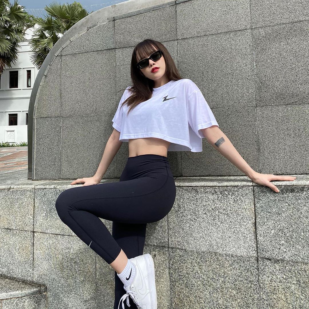 Diện một bộ đầm nhưng lên truyền hình lại béo gấp đôi ảnh chụp: Thiều Bảo Trâm đính chính do góc máy, còn dân tình chỉ mải ngắm body và chiêu giữ dáng của cô - 13 Diện một bộ đầm nhưng lên truyền hình lại béo gấp đôi ảnh chụp: Thiều Bảo Trâm đính chính do góc máy, còn dân tình chỉ mải ngắm body và chiêu giữ dáng của cô - 13