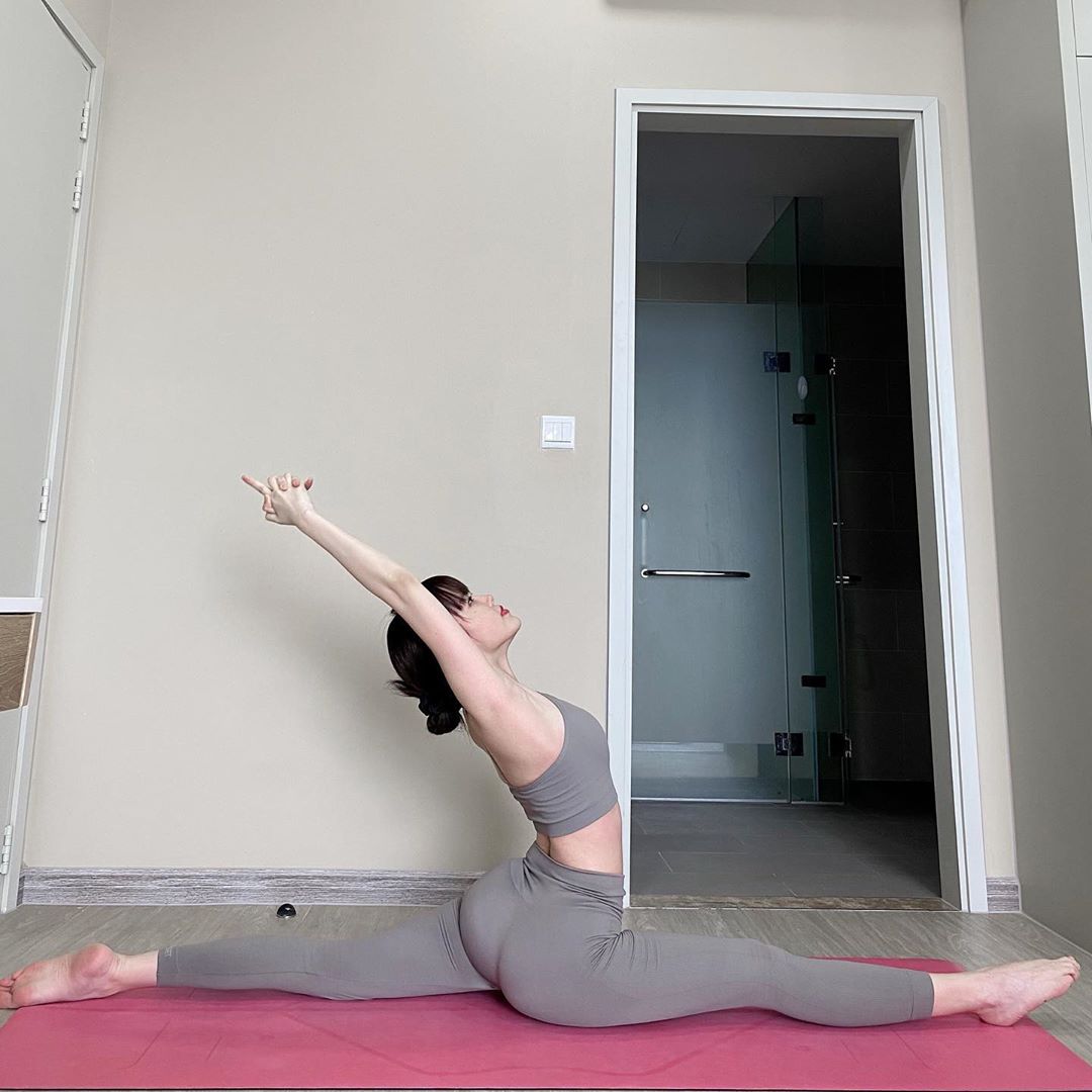Diện một bộ đầm nhưng lên truyền hình lại béo gấp đôi ảnh chụp: Thiều Bảo Trâm đính chính do góc máy, còn dân tình chỉ mải ngắm body và chiêu giữ dáng của cô - 5 Diện một bộ đầm nhưng lên truyền hình lại béo gấp đôi ảnh chụp: Thiều Bảo Trâm đính chính do góc máy, còn dân tình chỉ mải ngắm body và chiêu giữ dáng của cô - 5