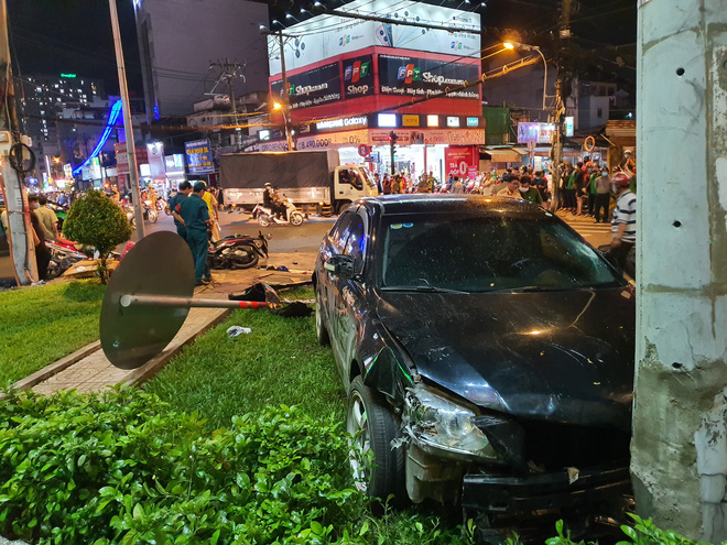 Nữ tài xế 23 tuổi lái Camry tông một loạt xe máy ở Sài Gòn khai do đạp nhầm chân ga - 1 Nữ tài xế 23 tuổi lái Camry tông một loạt xe máy ở Sài Gòn khai do đạp nhầm chân ga - 1
