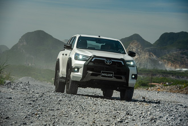 Toyota Hilux 2021 ra mắt tại Việt Nam: Giá từ 628 triệu đồng, nhiều trang bị, tăng tốc để đối đầu Ford Ranger - 2 Toyota Hilux 2021 ra mắt tại Việt Nam: Giá từ 628 triệu đồng, nhiều trang bị, tăng tốc để đối đầu Ford Ranger - 2