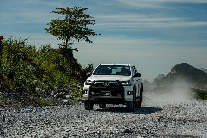 Toyota Hilux 2021 ra mắt tại Việt Nam: Giá từ 628 triệu đồng, nhiều trang bị, tăng tốc để đối đầu Ford Ranger - 1 Toyota Hilux 2021 ra mắt tại Việt Nam: Giá từ 628 triệu đồng, nhiều trang bị, tăng tốc để đối đầu Ford Ranger - 1