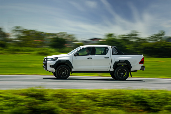 Toyota Hilux 2021 ra mắt tại Việt Nam: Giá từ 628 triệu đồng, nhiều trang bị, tăng tốc để đối đầu Ford Ranger - 3 Toyota Hilux 2021 ra mắt tại Việt Nam: Giá từ 628 triệu đồng, nhiều trang bị, tăng tốc để đối đầu Ford Ranger - 3