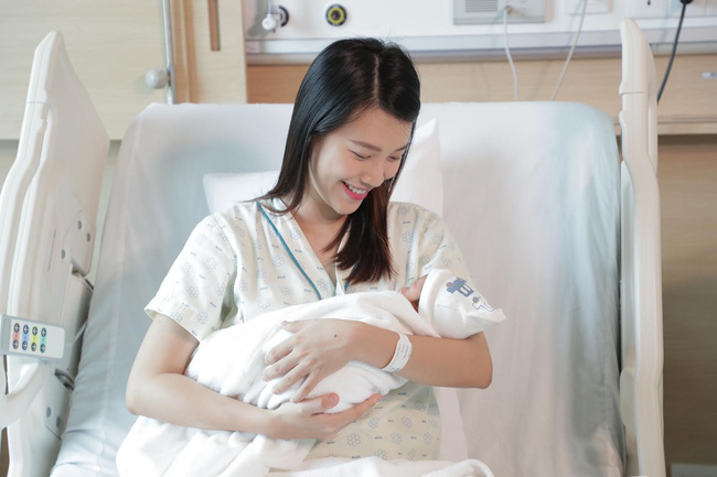 Hoàng Oanh lần đầu tiên công khai khoe con trai đầu lòng, tiết lộ quá trình 'vượt cạn thần tốc' khi không có chồng bên cạnh - 1 Hoàng Oanh lần đầu tiên công khai khoe con trai đầu lòng, tiết lộ quá trình 'vượt cạn thần tốc' khi không có chồng bên cạnh - 1