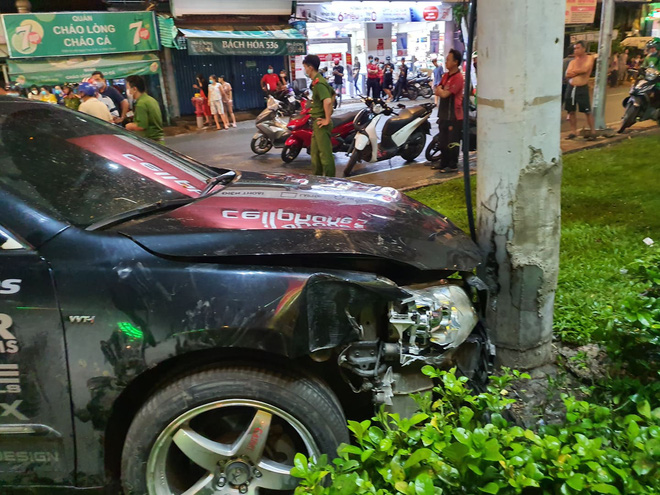 Ảnh: Hiện trường vụ xe Camry cuốn hàng loạt xe máy, khiến nhiều người bị thương ở Sài Gòn Ảnh: Hiện trường vụ xe Camry cuốn hàng loạt xe máy, khiến nhiều người bị thương ở Sài Gòn
