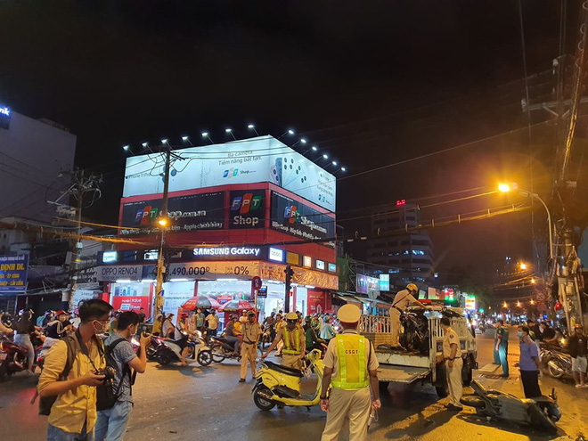Ảnh: Hiện trường vụ xe Camry cuốn hàng loạt xe máy, khiến nhiều người bị thương ở Sài Gòn - 9 Ảnh: Hiện trường vụ xe Camry cuốn hàng loạt xe máy, khiến nhiều người bị thương ở Sài Gòn - 9