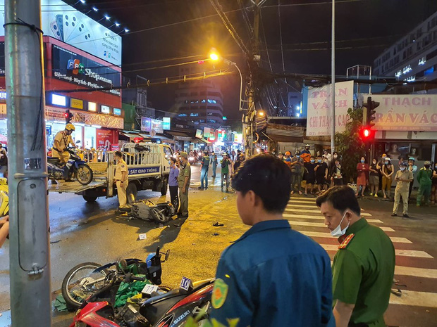 Ảnh: Hiện trường vụ xe Camry cuốn hàng loạt xe máy, khiến nhiều người bị thương ở Sài Gòn - 11 Ảnh: Hiện trường vụ xe Camry cuốn hàng loạt xe máy, khiến nhiều người bị thương ở Sài Gòn - 11
