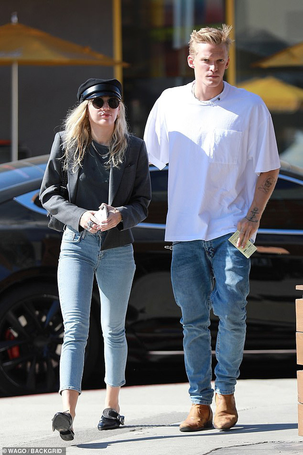 HOT: Miley Cyrus chia tay tình trẻ kém 5 tuổi chỉ sau 10 tháng hẹn hò - 4 HOT: Miley Cyrus chia tay tình trẻ kém 5 tuổi chỉ sau 10 tháng hẹn hò - 4