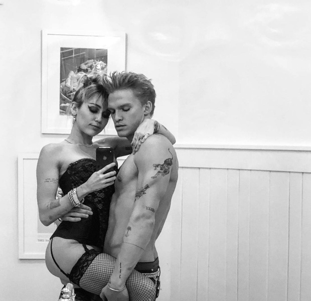 HOT: Miley Cyrus chia tay tình trẻ kém 5 tuổi chỉ sau 10 tháng hẹn hò - 5 HOT: Miley Cyrus chia tay tình trẻ kém 5 tuổi chỉ sau 10 tháng hẹn hò - 5