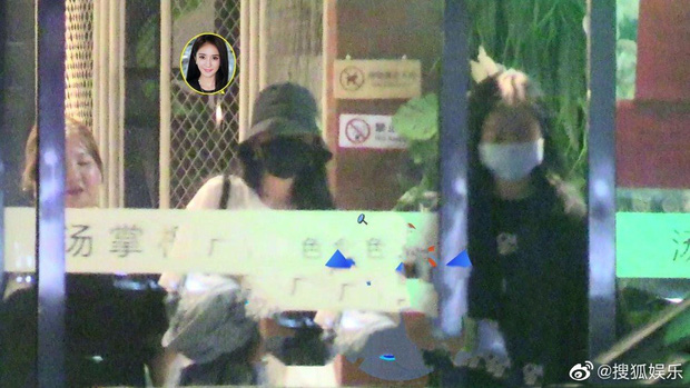 Dương Mịch ngày càng thách thức paparazzi: Vô tư hẹn hò, diện đồ đôi, đắm say trong tình yêu với bạn trai kém 3 tuổi Dương Mịch ngày càng thách thức paparazzi: Vô tư hẹn hò, diện đồ đôi, đắm say trong tình yêu với bạn trai kém 3 tuổi
