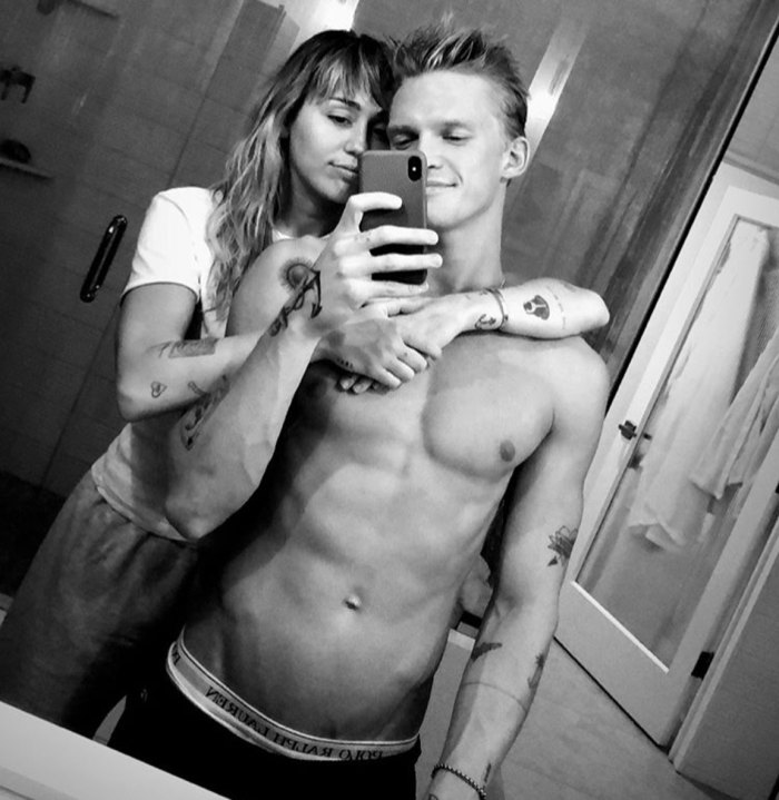 HOT: Miley Cyrus chia tay tình trẻ kém 5 tuổi chỉ sau 10 tháng hẹn hò - 7 HOT: Miley Cyrus chia tay tình trẻ kém 5 tuổi chỉ sau 10 tháng hẹn hò - 7